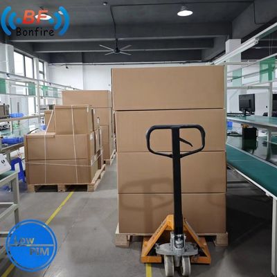 패키지 크기 32.00cm * 22.00cm * 8.00cm UHF 실내 전방향 천장 안테나