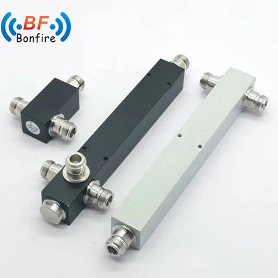 회색 50W RF 2 차원 전력 분할기 전력 분할기 통신 시스템용 698-3800MHz