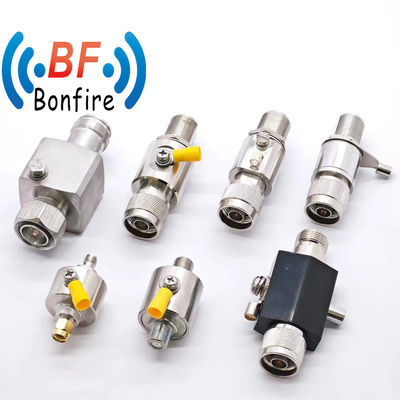 RF 듀얼 여성 케이블 커넥터 은색 SMA 잭에서 N 잭 방벽 번개 체포 전압 보호기 698-3800MHz