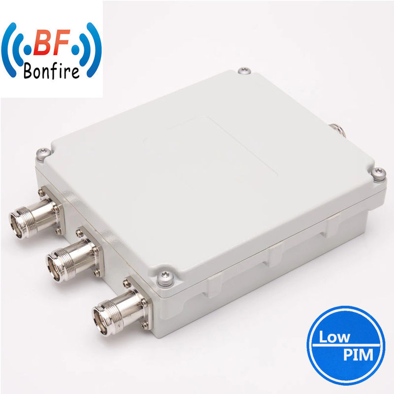 4.3-10 F DIN-F 인터페이스 RF 트리플렉서 트리플밴드 조합기 380-2700MHz 회색/붉은/검은