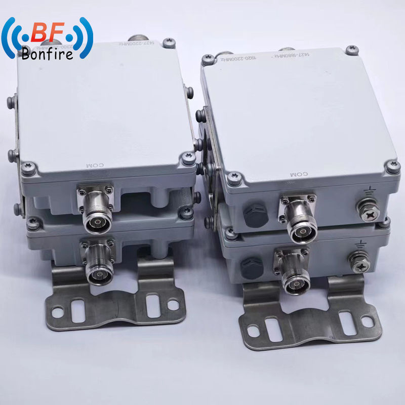 회색 로우 핑 4G 듀얼 컴바이너 1710-1880 1920-2170 2300-2400 2500-2700MHz 4.3-10 여성