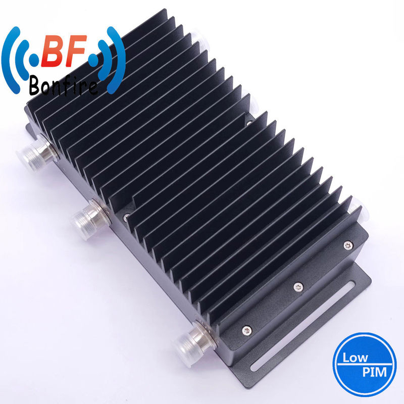 회색 698-3800MHz 3dB 하이브리드 커플러 4.3-10 여성 4 in 4 아웃 커블러 IP65 -160dbc